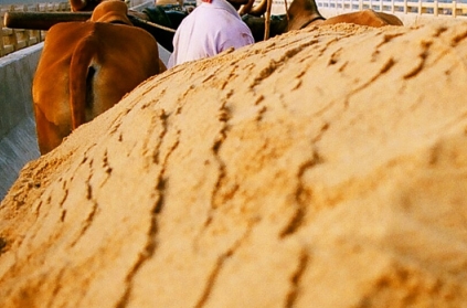 Tamil Nadu: Cop beaten to death by sand smugglers.