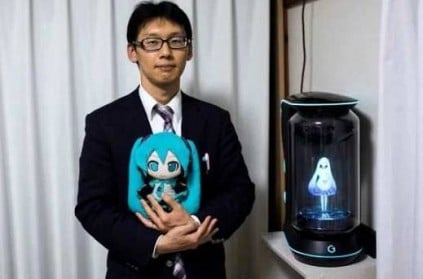 Japan - Man uninterested in real women gets married to hologram