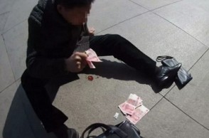 Man throws money at passers-by to get attention after suffering heart attack