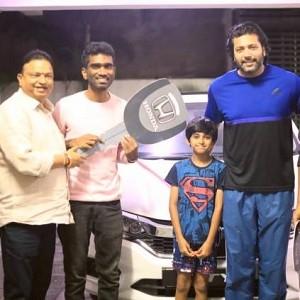 Jayam Ravi’s Comali producer Ishari K Ganesh gifts car to director Pradeep and gold coins to entire crew