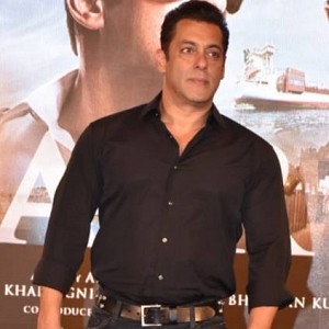 Salman Khan slaps bodyguard for manhandling young fan in the crowd during Bharat premiere